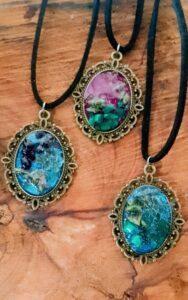 Amuleto protector ritualizado. Está realizado con plantas,piedras y piel de serpiente. Todos elementos mágicos utilizados en magia ancestral para protección,tanto de energías negativas como envidias o males de ojo. No hay dos iguales, están hechos y ritualizados uno por uno y son únicos.