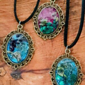 Amuleto protector ritualizado. Está realizado con plantas,piedras y piel de serpiente. Todos elementos mágicos utilizados en magia ancestral para protección,tanto de energías negativas como envidias o males de ojo. No hay dos iguales, están hechos y ritualizados uno por uno y son únicos.